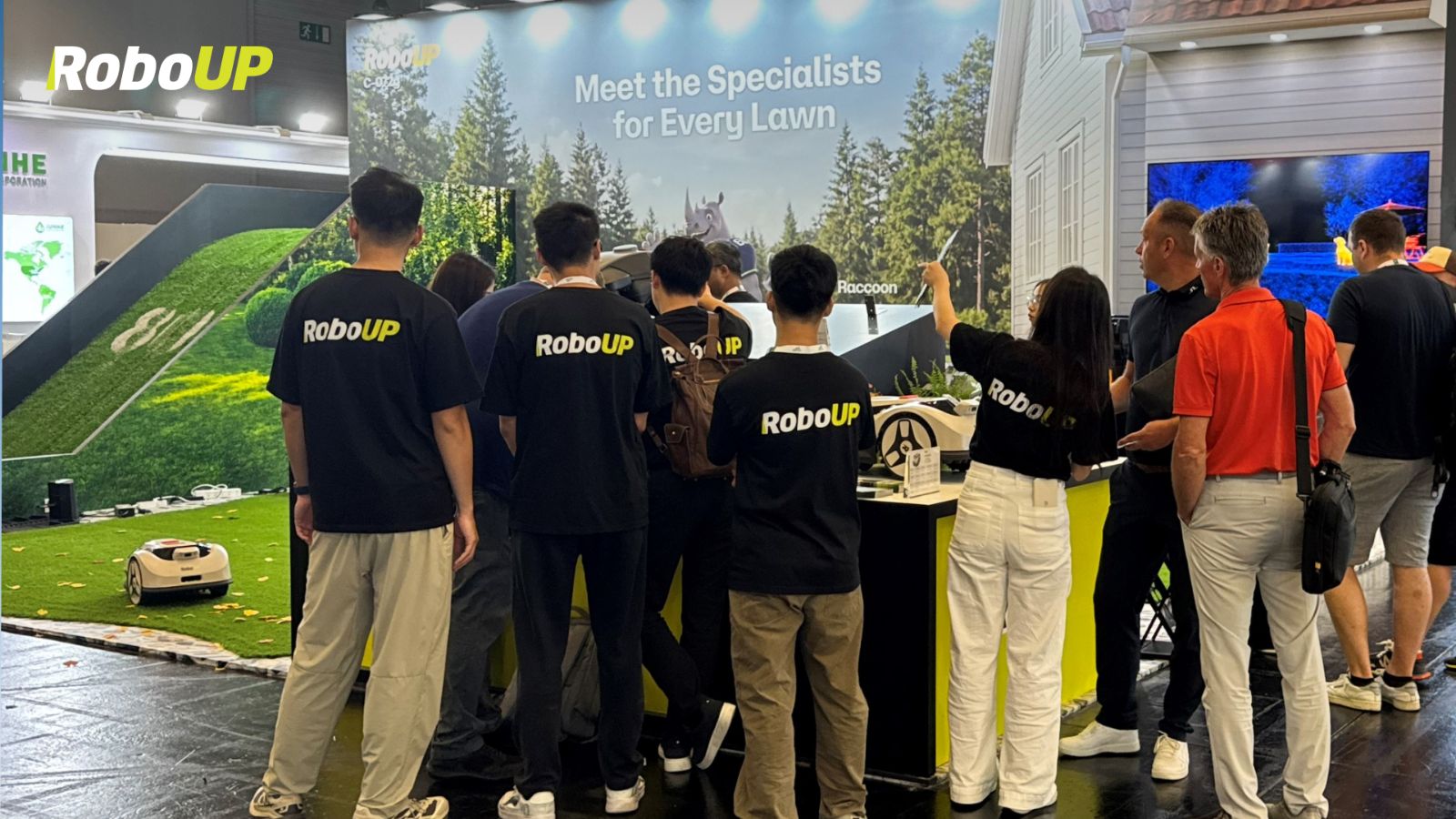 roboup-spoga-gafa-exhibition-team-photo.jpg